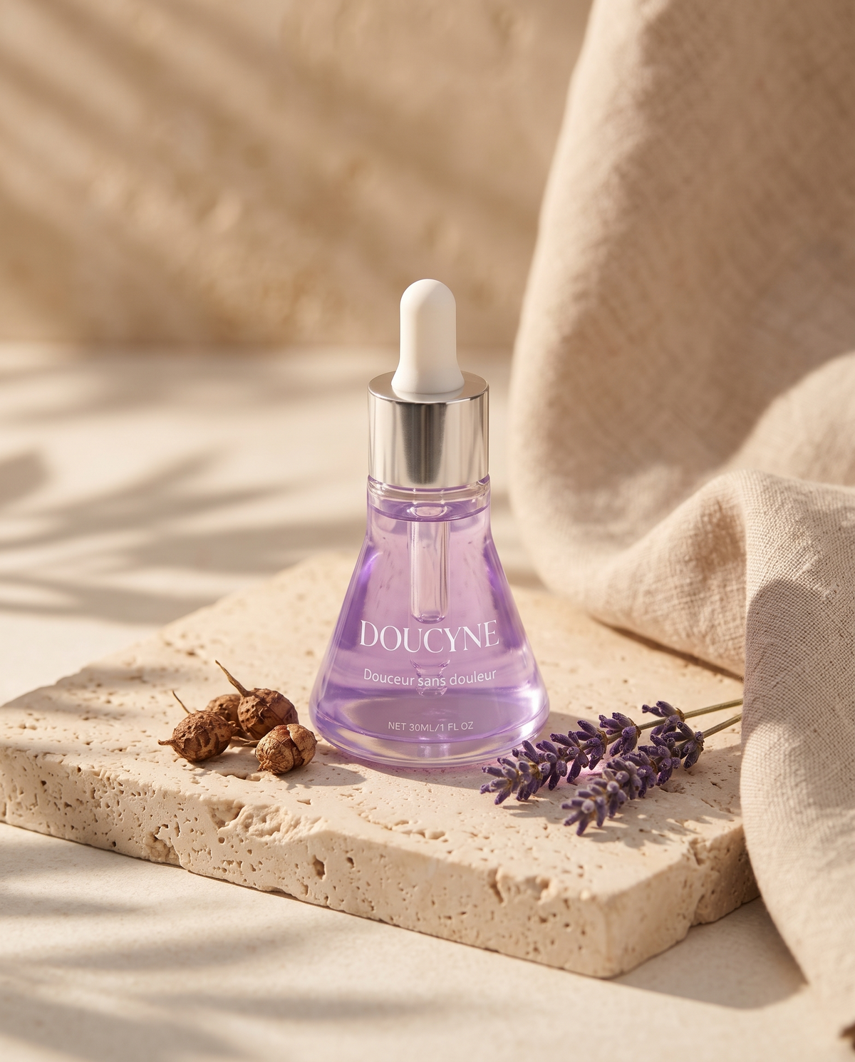Flacon du sérum Doucyne sur une pierre de travertin avec de la lavande et du souchet